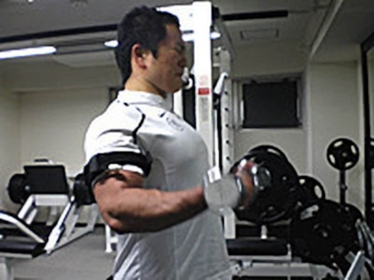 まずはダンベルカールから。上腕二頭筋（力こぶの筋肉）がどんどん張ってくるのがわかります