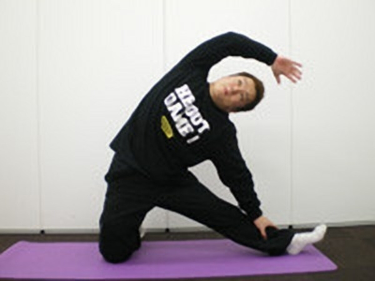 上になっている側の腕の力を抜き、しっかりと脇腹～背中を伸ばすようにしてください