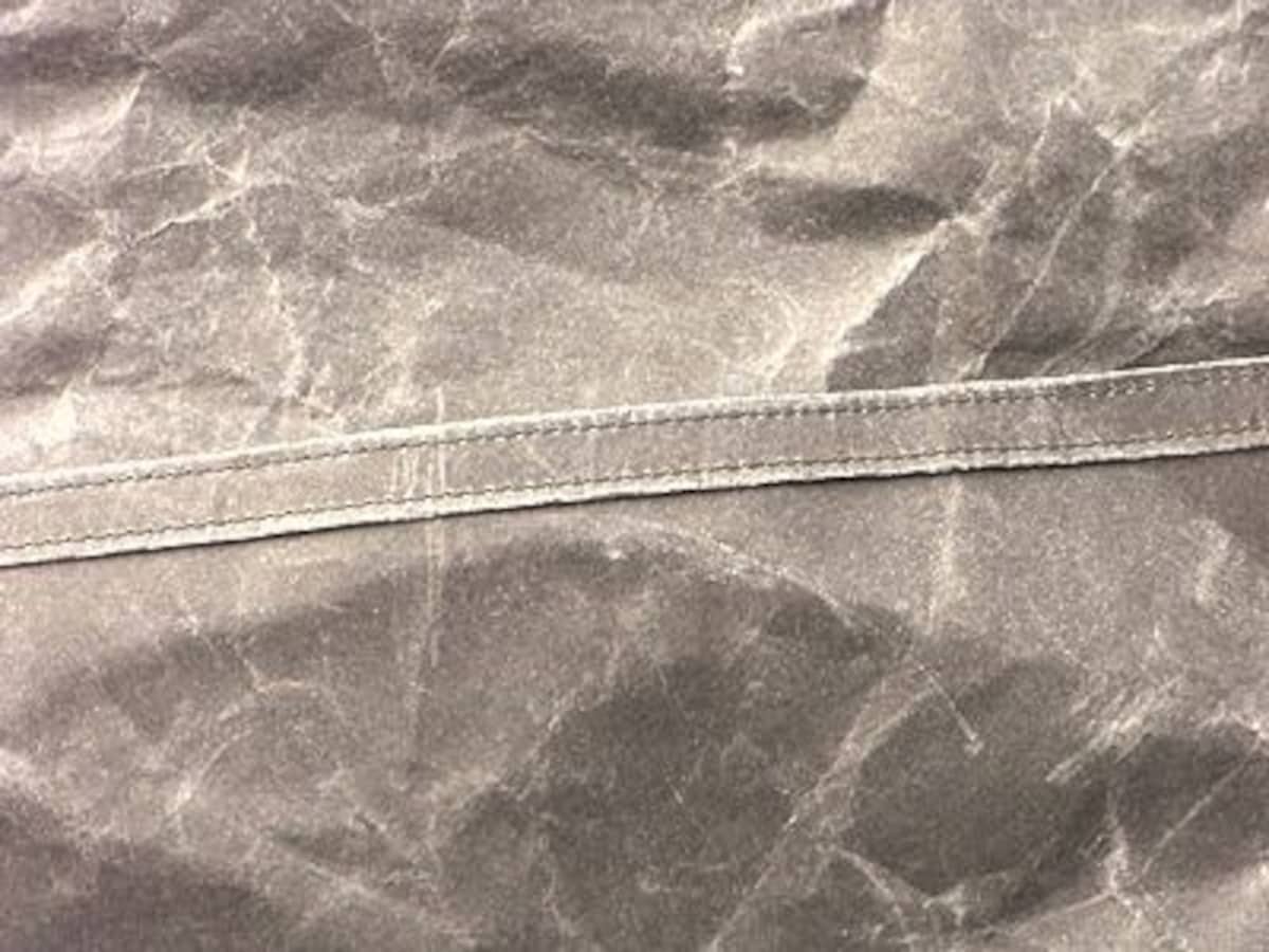 風合いを出すため、敢えて皺をつけている。素材はナオロンという、和紙の製法で作られた布だ