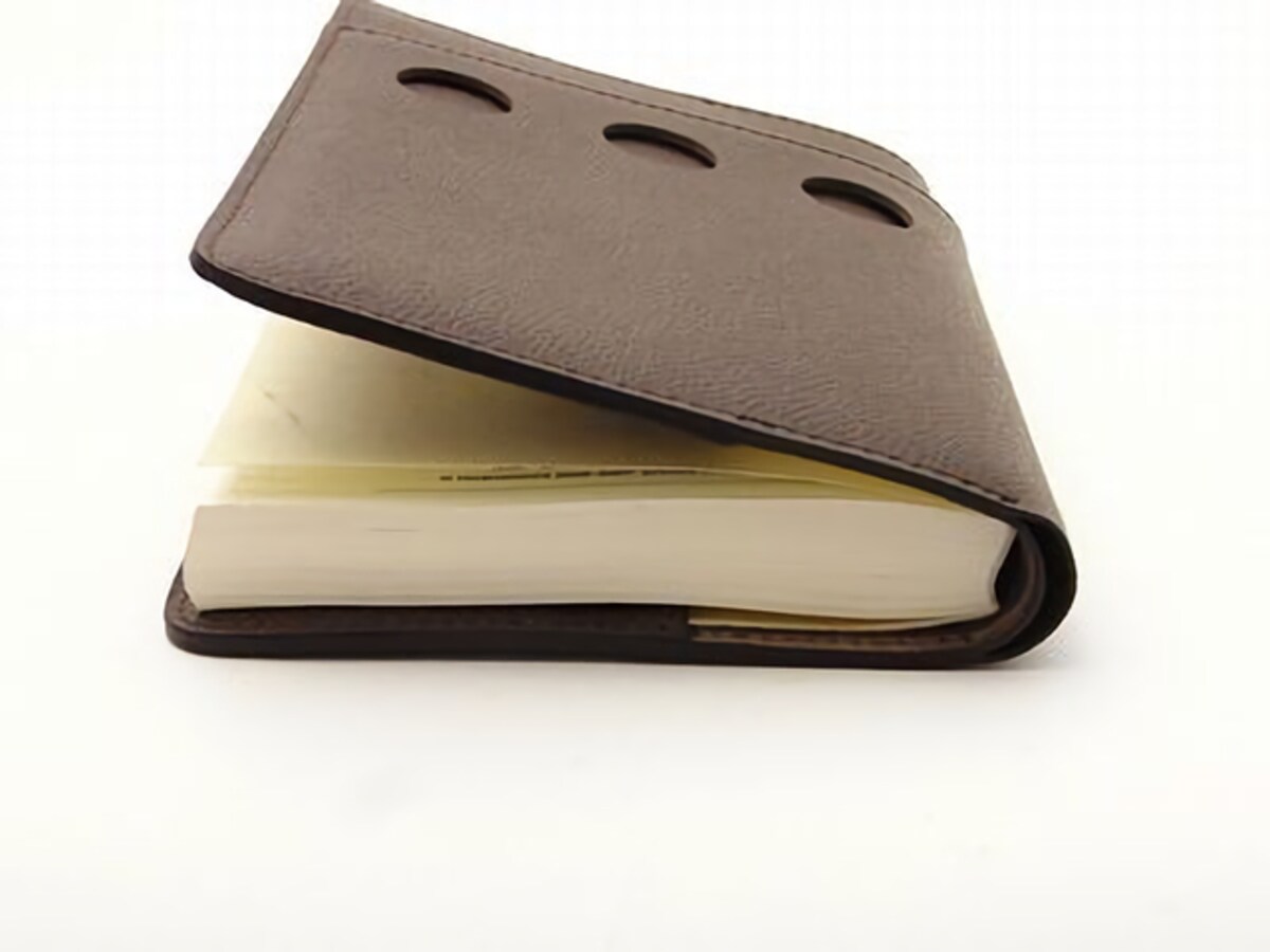 cyproduct『クオバディスカバー ビジネス』11,200円(税込) ほぼ日手帳を入れたところ。ギリギリ入るといった感じ。クオバディスの『プレーン』なら余裕で収納