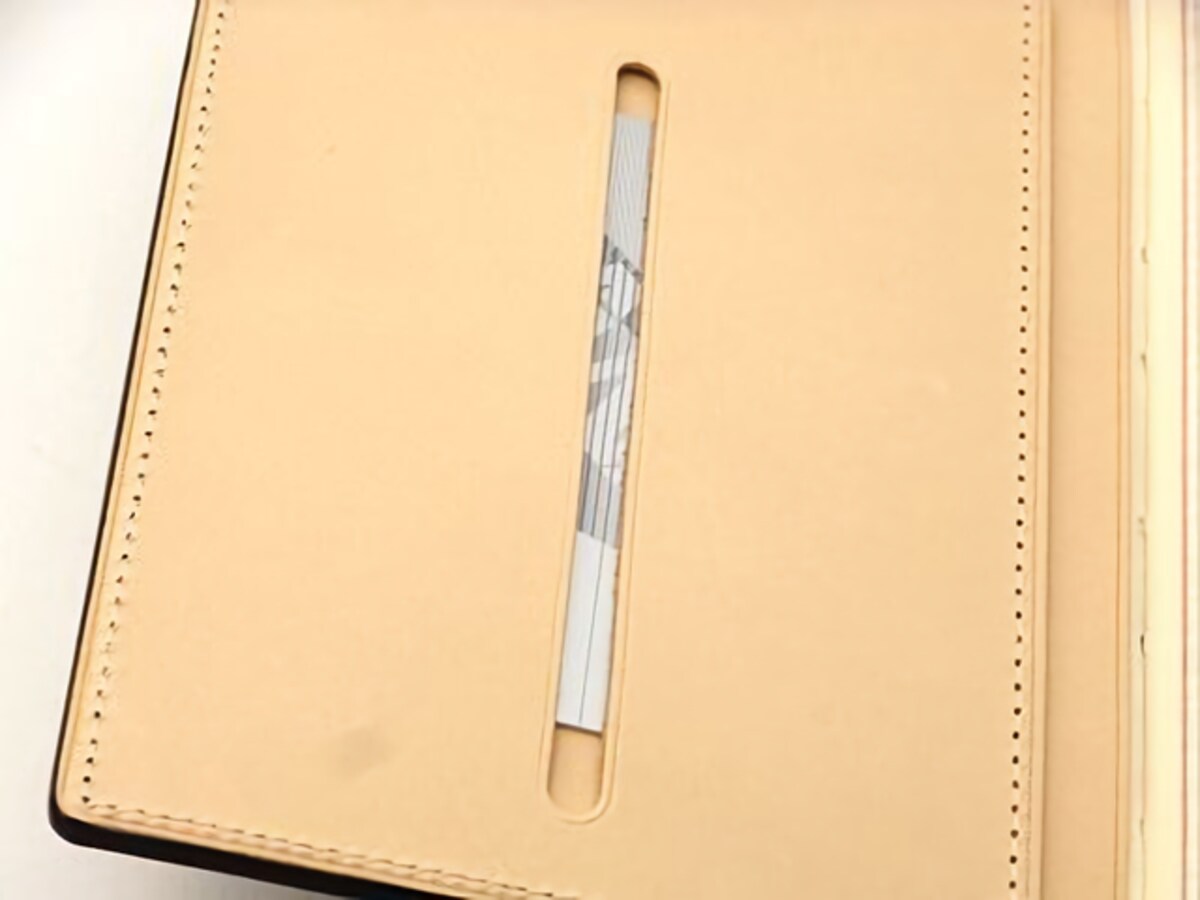 m+『クオバディスカバー CORDOVANビジネス』 22,680円(税込) ポケットにスリットが入っていて、中のモノを確認できる他、このスリットをカード入れに使うことも出来る