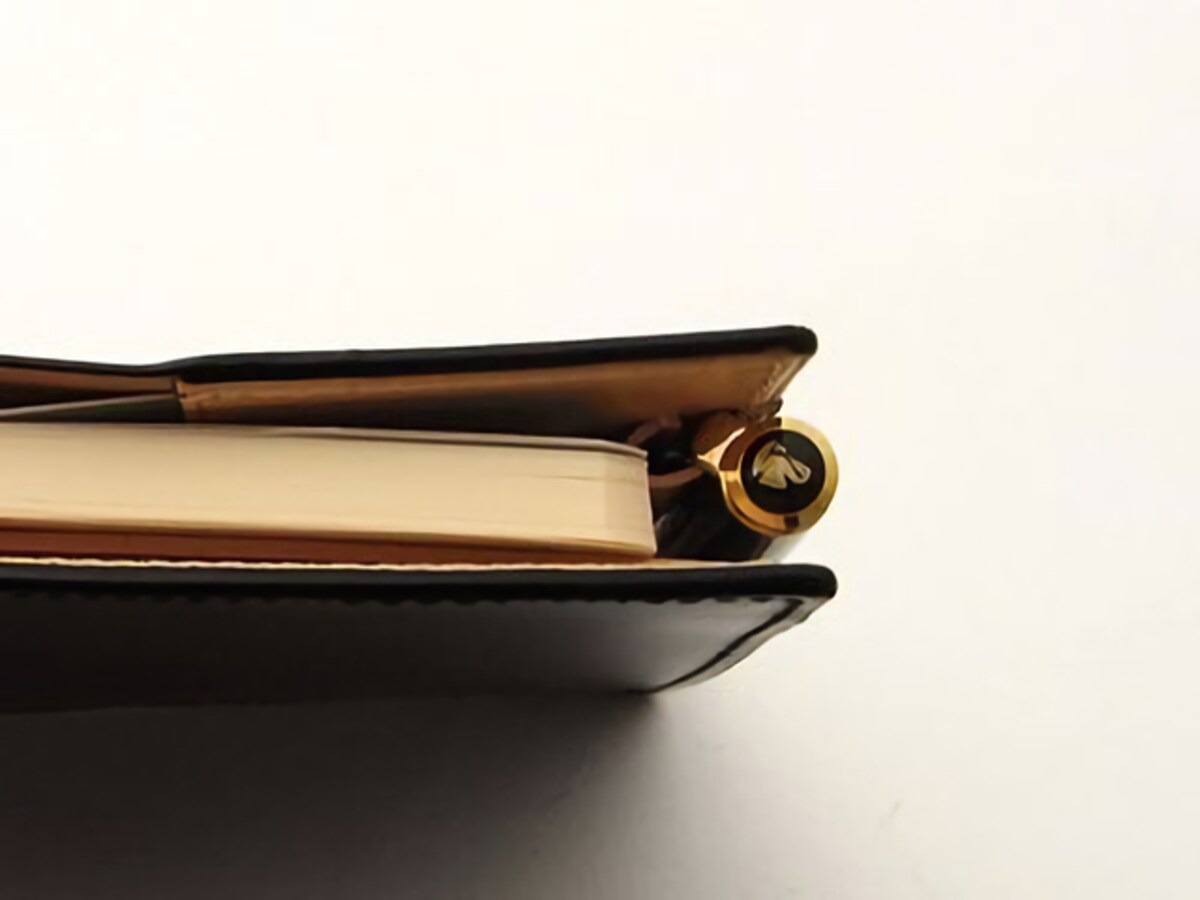 m+『クオバディスカバー CORDOVANビジネス』 22,680円(税込) 手帳だけでなくペンまでカバーしつつ、ペン差しは筆記の邪魔にならない場所に配置されている