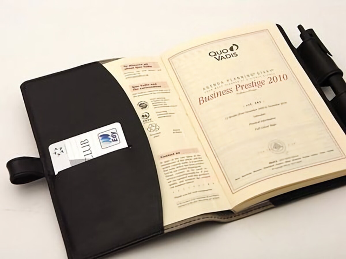 COTONA『クオバディスカバー ビジネス』12,600円(税込) 表紙側の内側はカードスロットが一つのシンプルなもの。