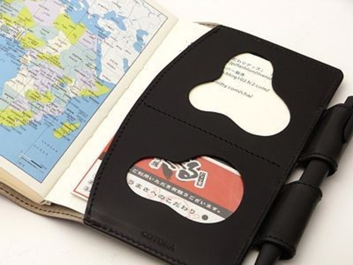 COTONA『クオバディスカバー ビジネス』12,600円(税込) 裏表紙側の内側は、透明のカバー付きのカード入れが二つ。写真などを入れて見た目をカスタマイズすることも出来る
