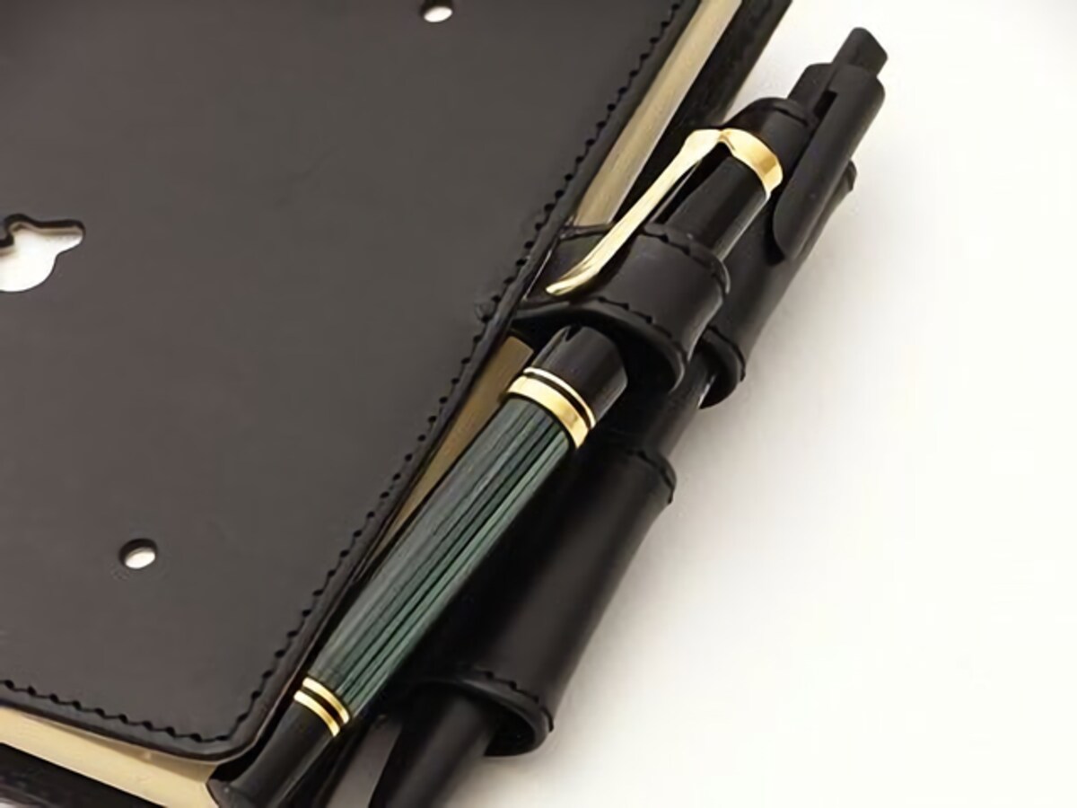COTONA『クオバディスカバー ビジネス』12,600円(税込) 閂状のペン差しには、写真のように二本差すことが出来る