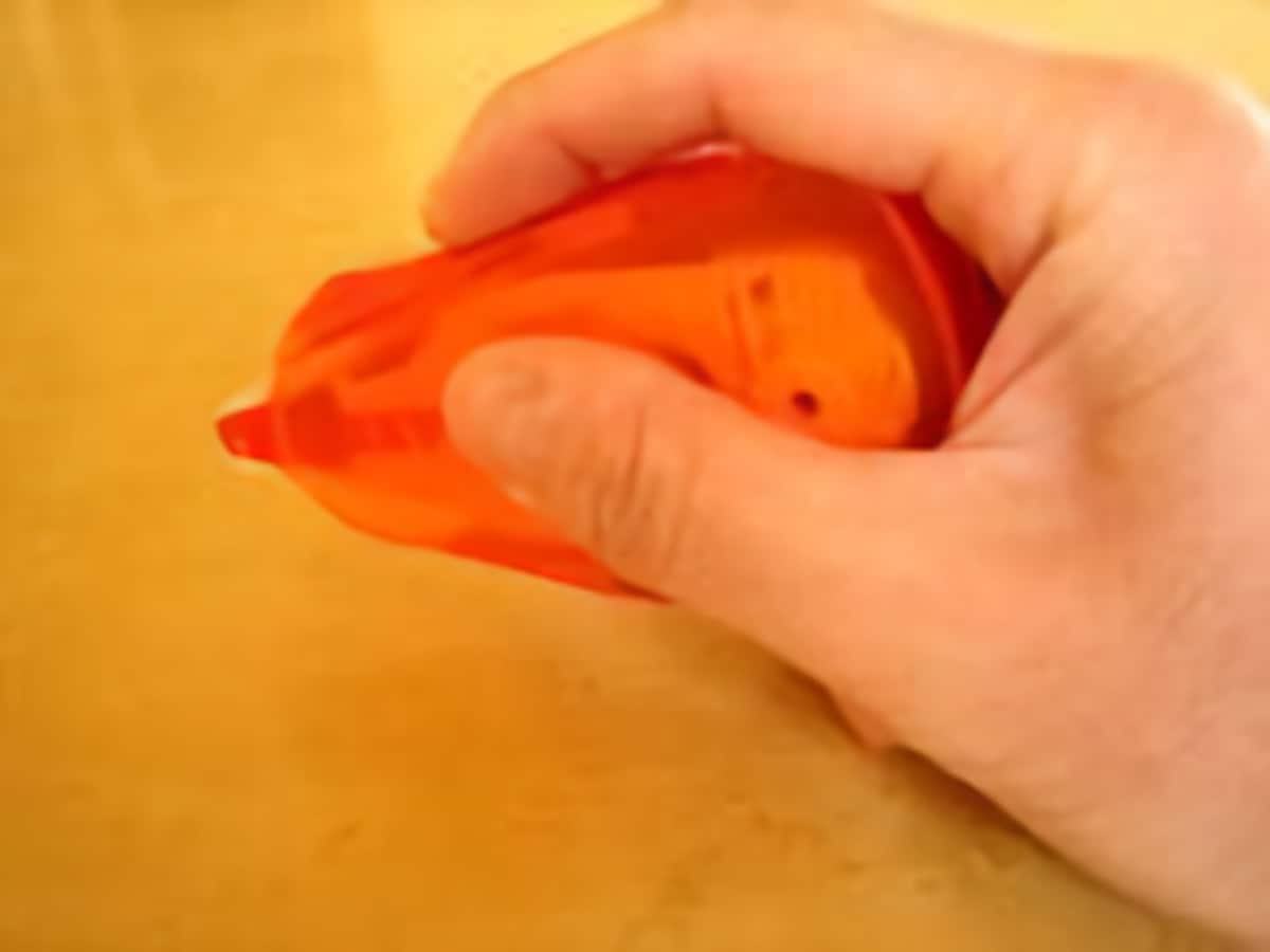 修正テープのように使う先端をコロコロと転がせば、