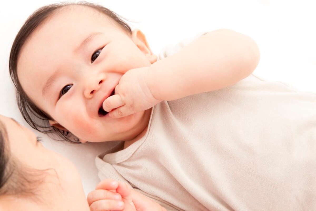 赤ちゃんの指しゃぶり、愛らしい！