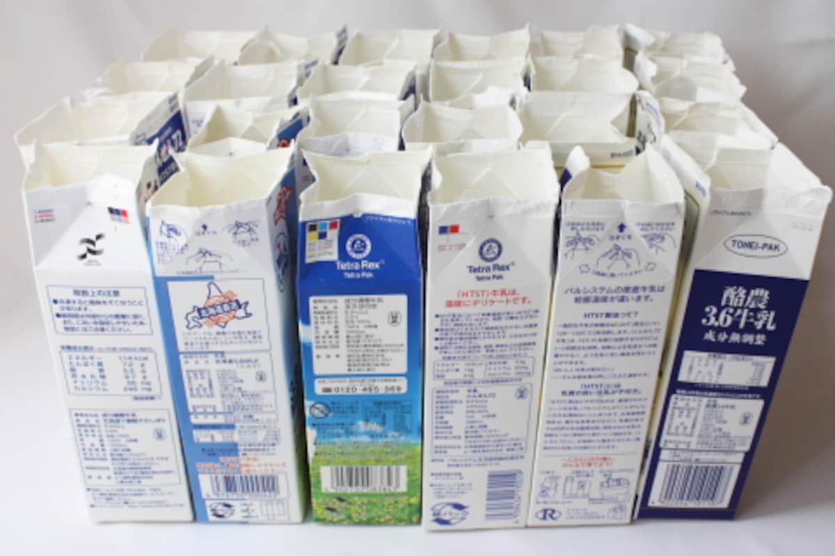 飲み終わった牛乳パックを洗って乾かします。ひとつの椅子を作るためには24個の牛乳パックを用意します。