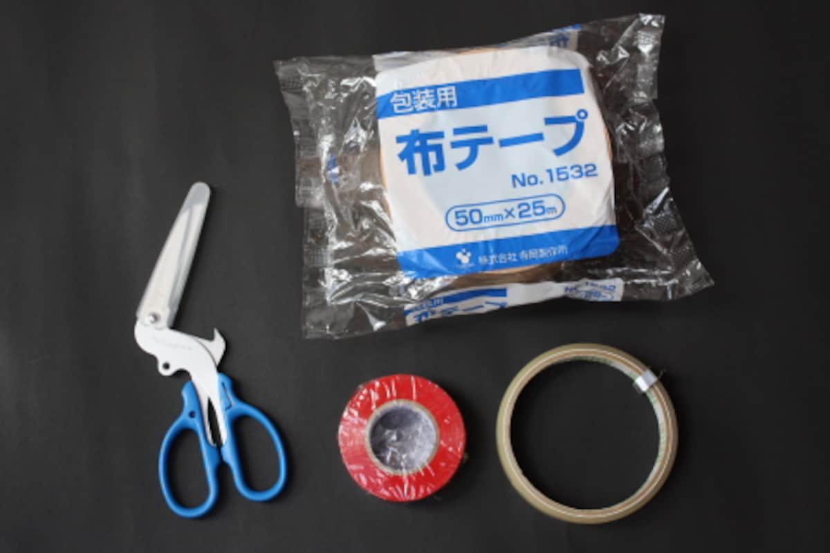 用意する道具は、布製ガムテープ・はさみ・ビニールテープまたはセロハンテープ。鉛筆も使用します。