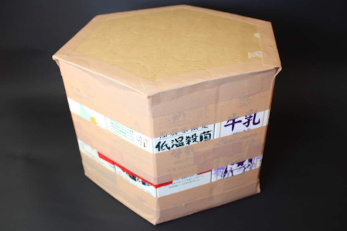 座面と底面に2枚のダンボールをそれぞれ貼りつけ終わったところです。