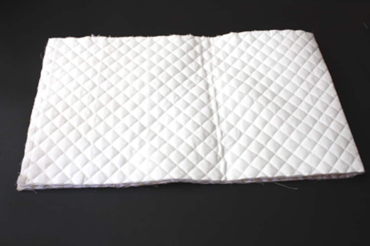 90cm×25cmに切った布を中表にして真ん中からふたつに折ります。