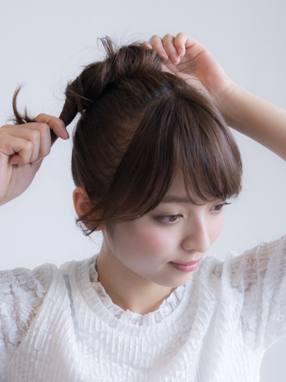 毛束をねじりながら時計回りに巻きつける