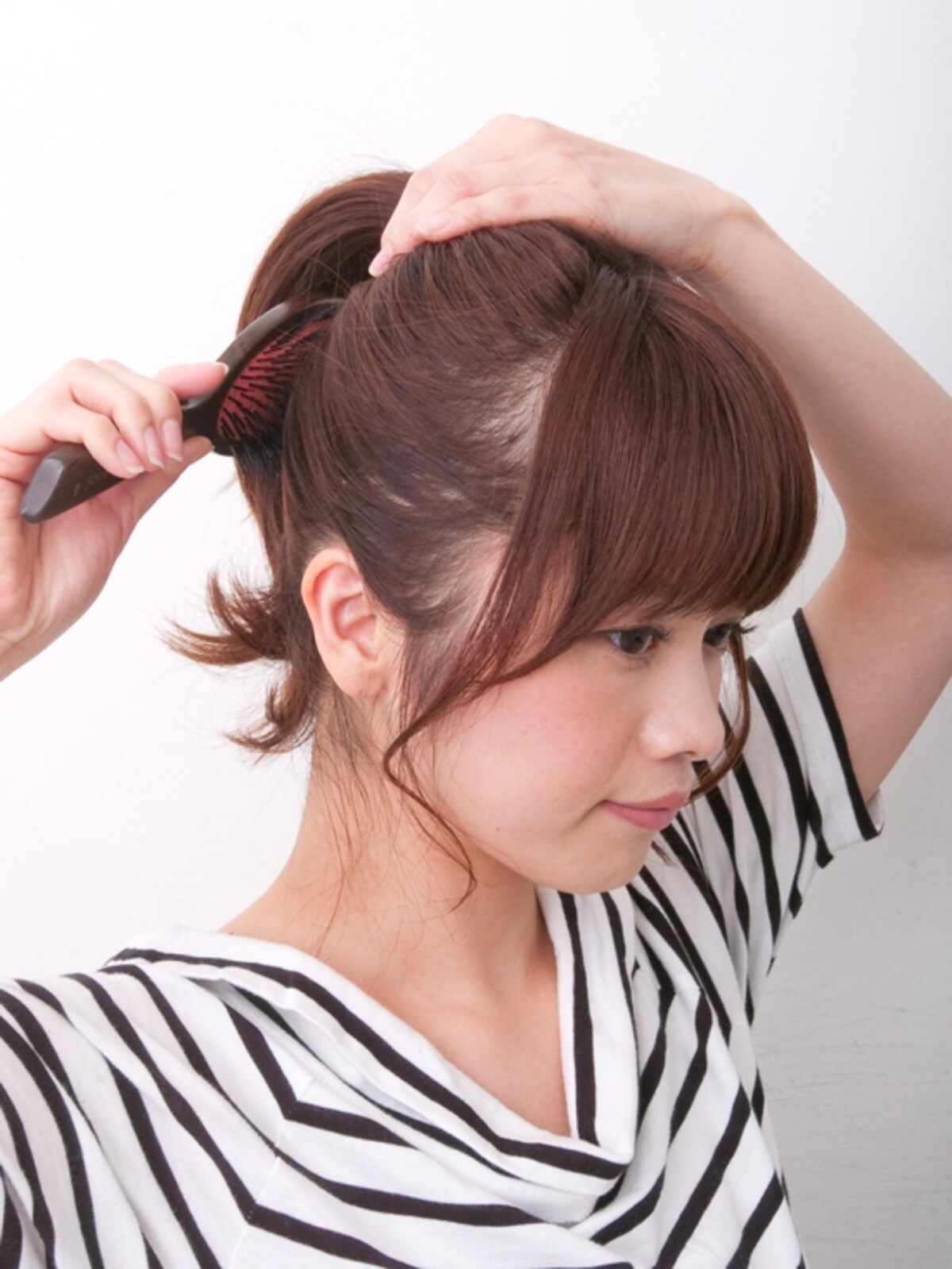 ブラシを使って襟足、表面をととのえる