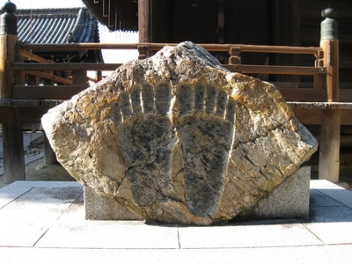 巨大な足跡の付いた岩。これも七不思議の1つです