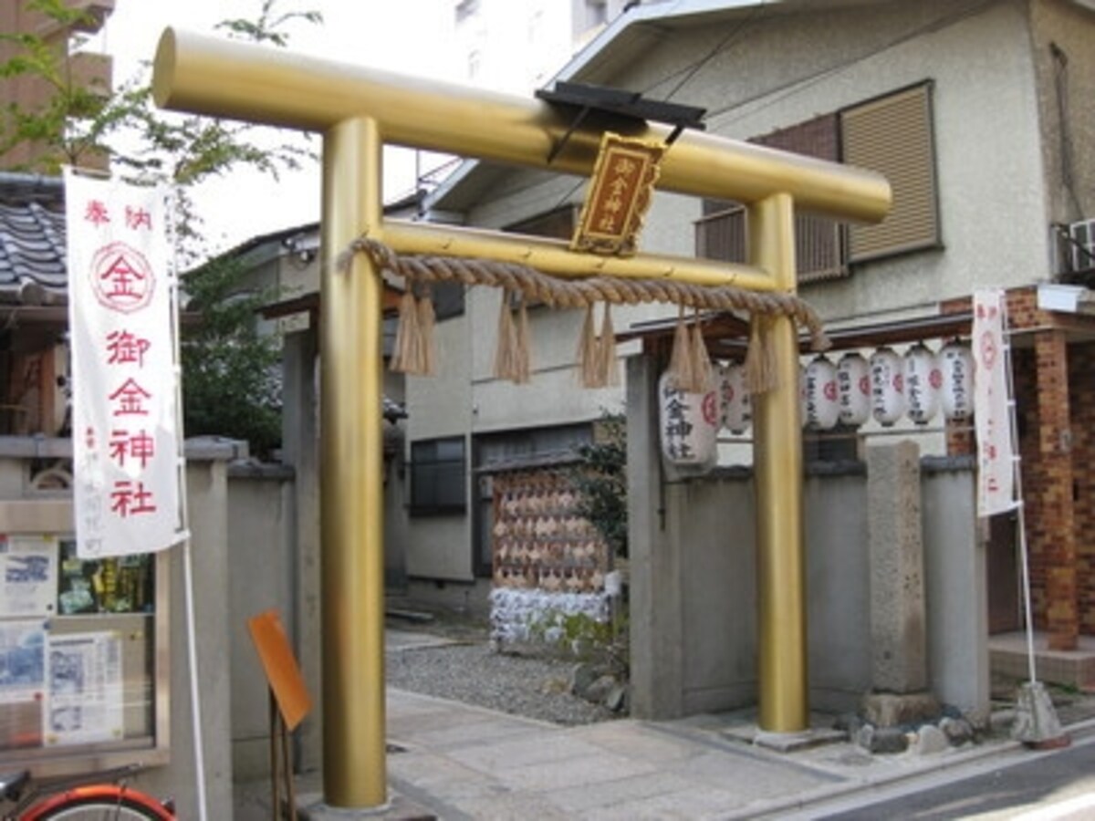 金運にご利益のある御金神社は、鳥居まで金色！