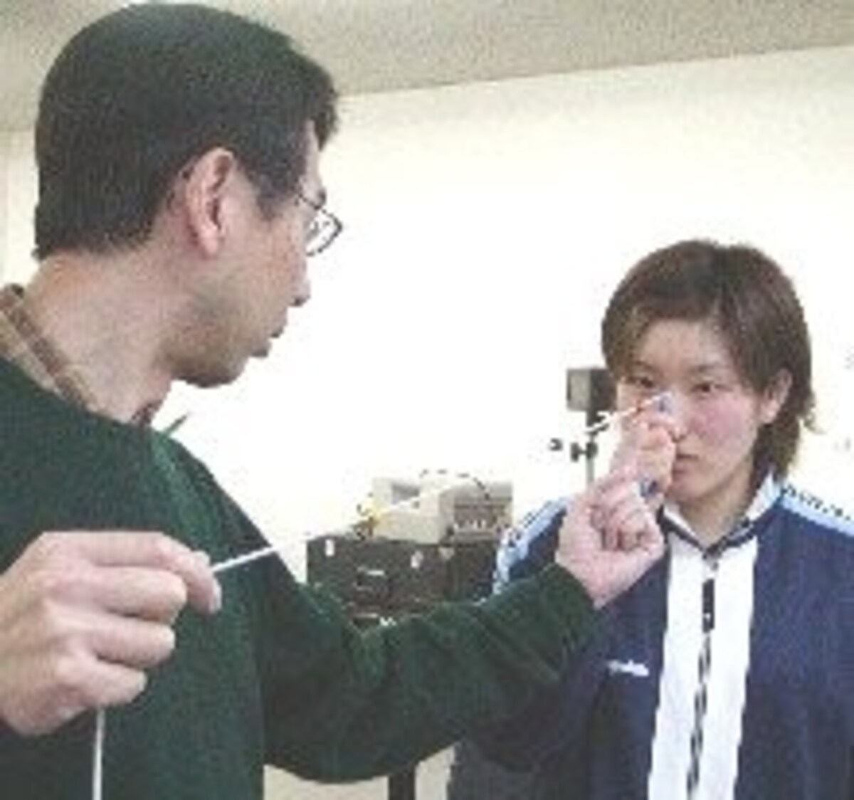 ブロックストリングの検査を受ける河村選手