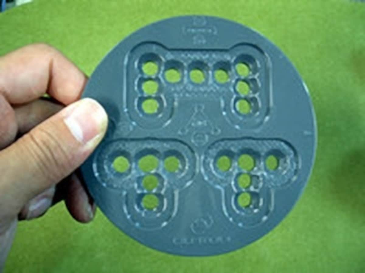 縦に3つ並んでいるネジ穴4箇所を使います。