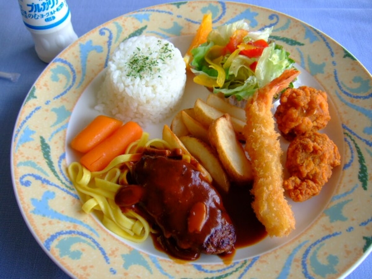 これが今のお子様ランチ。子供にはお菓子がついているらしい。