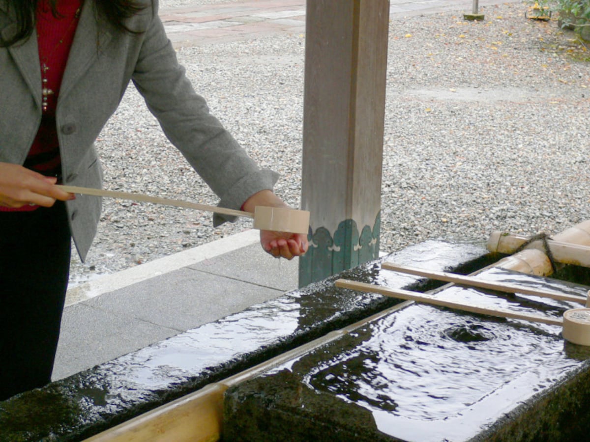 神社手洗い・手水やり方・手の洗い方・手の清め方・手水舎での作法1