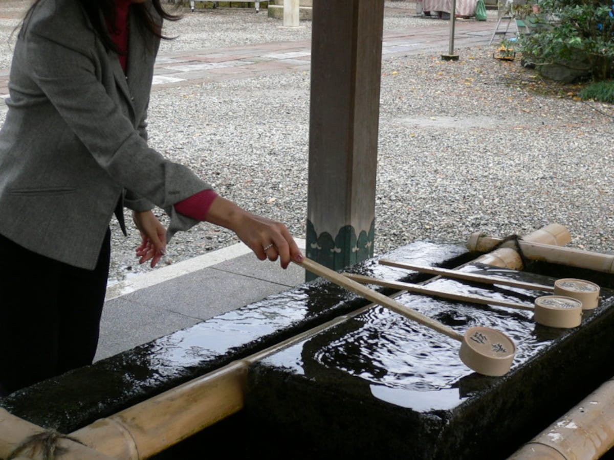手水のやり方・手水舎での作法6：柄杓置き場に柄杓を伏せて戻す