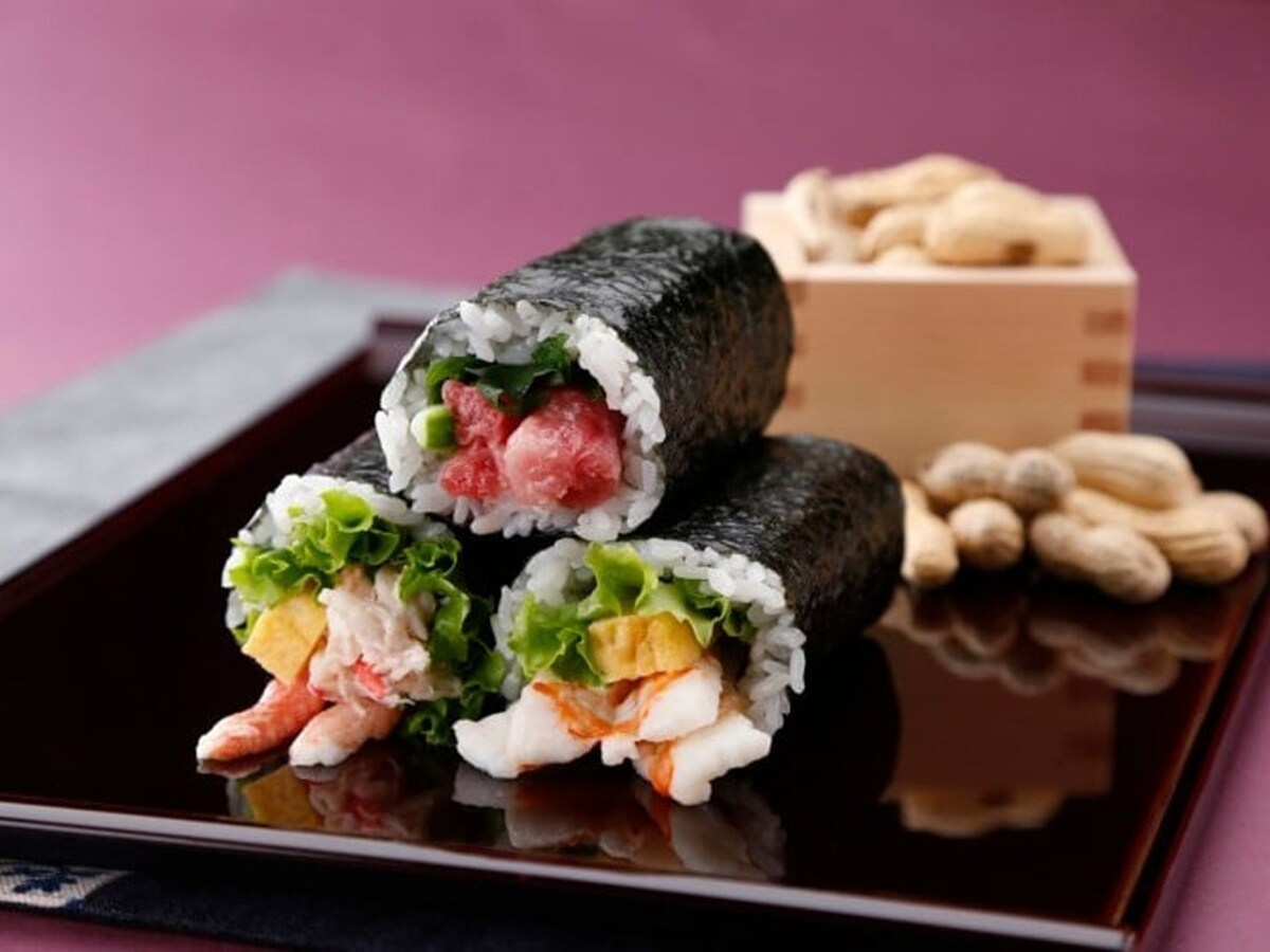 節分のニューウェーブの恵方巻きと落花生を使った豆まき