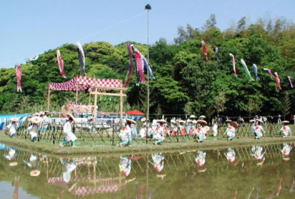 早乙女が田植えをするお祭りが全国各地に残っています。こちらは山口県下関市「お田植祭」。（写真提供：音で綴る日本各地の祭り＆行事）