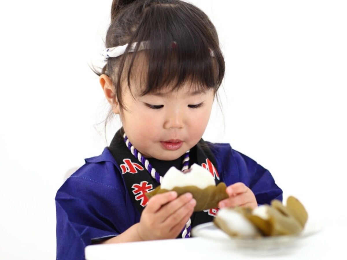 柏餅を食べる女の子