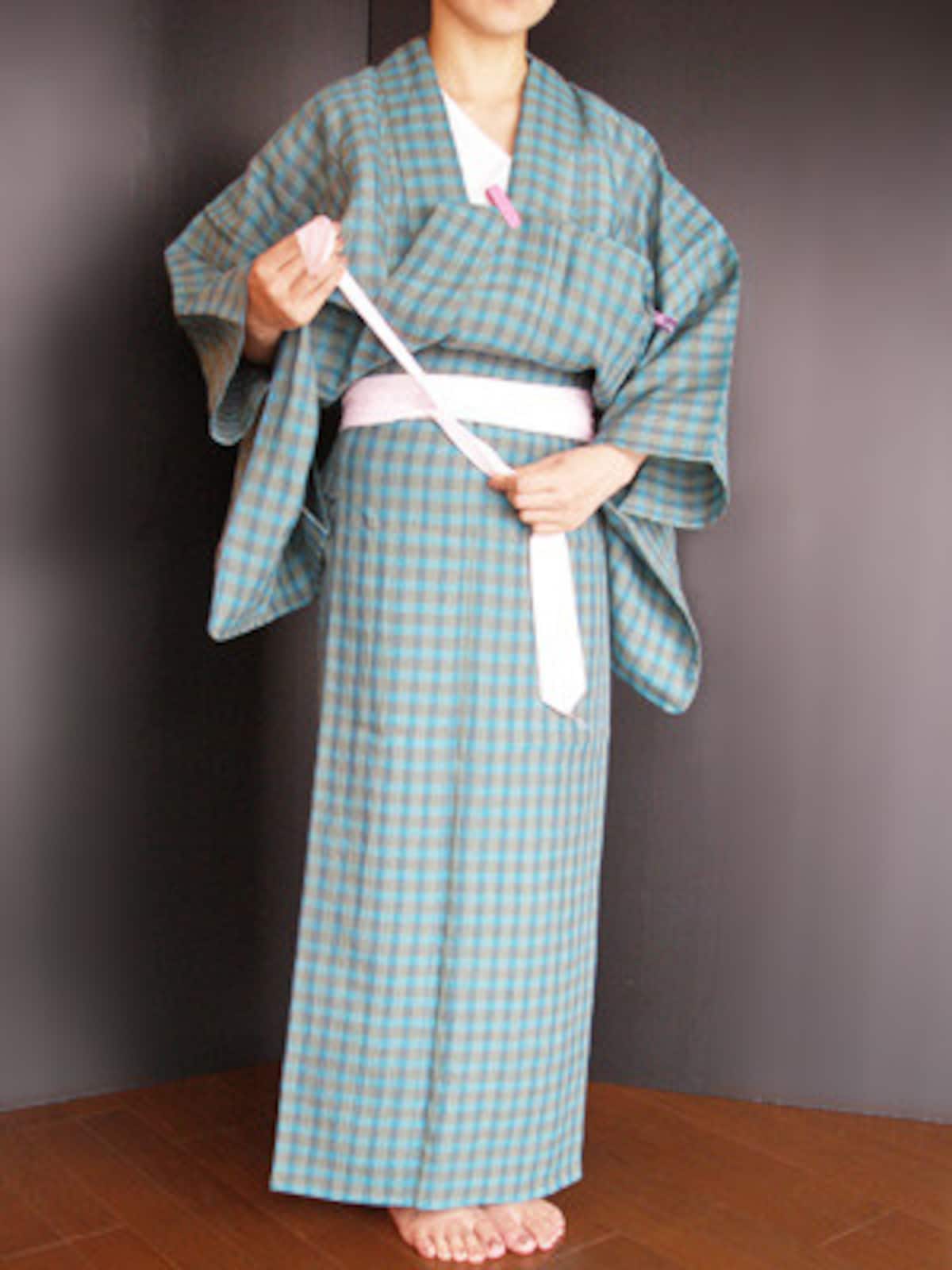 浴衣着付け10：交差させるようにねじり……