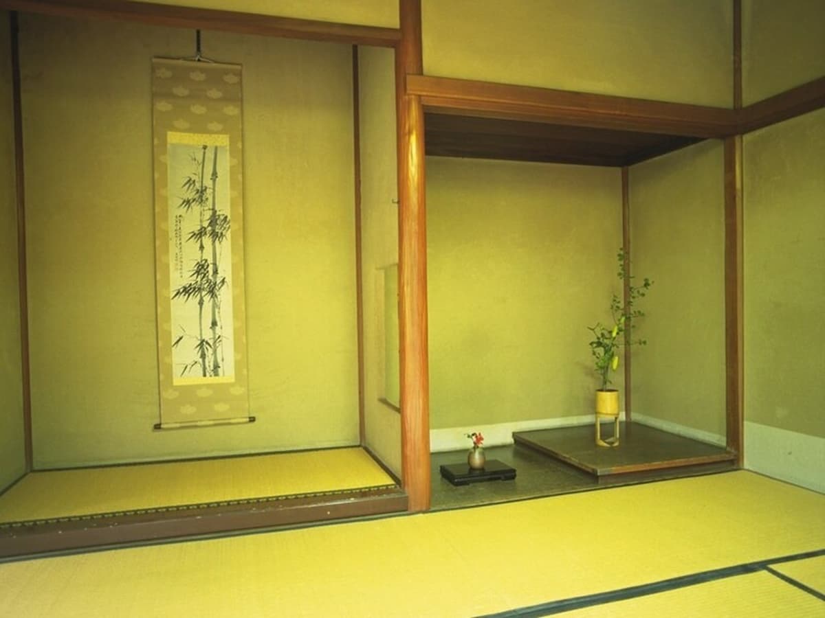 掛け軸や生け花が飾りつけられた床の間
