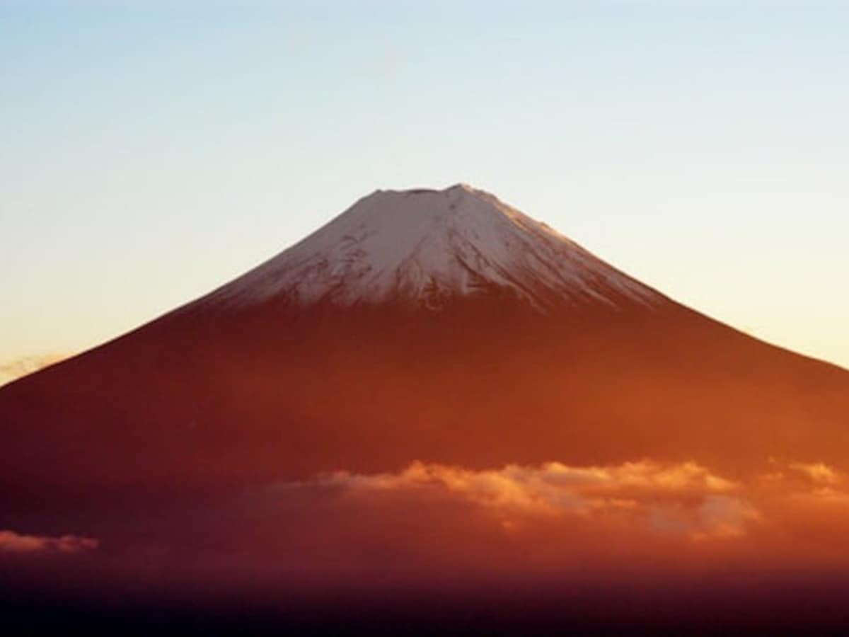 【一富士】富士山、高くて美しい山、山のように末広がりのものが出てくる夢。富士＝無事。高い目標や理想を表し、立身出世を象徴します