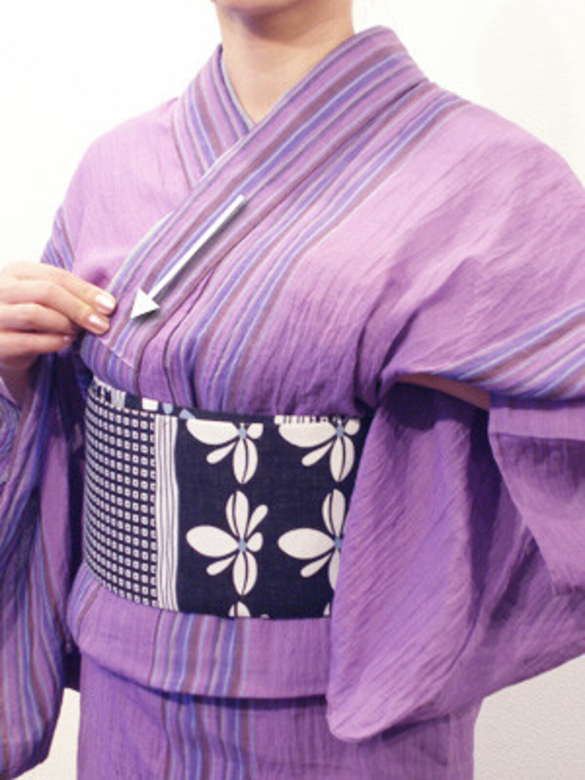 浴衣の着崩れ直し方2.右手で上前の衿も整えておきましょう