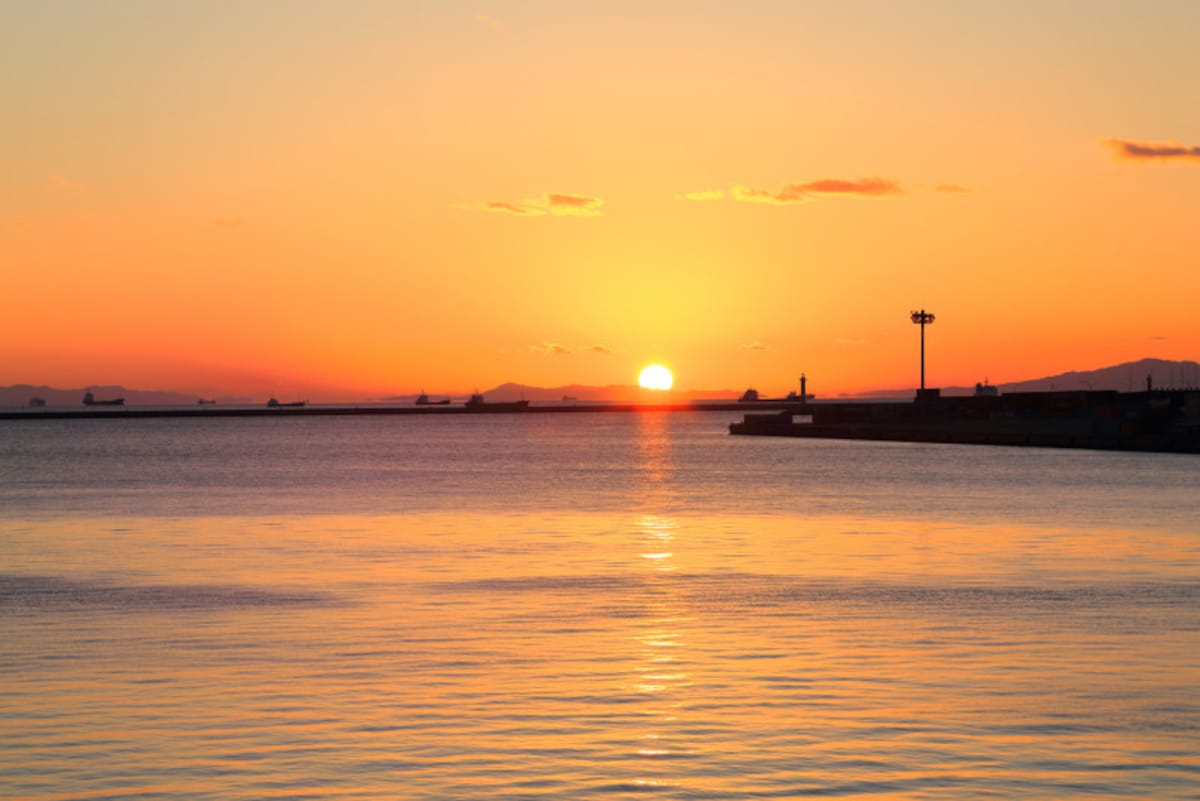 暑さ寒さも彼岸まで　太陽が真西に沈むとき、彼岸と此岸が最も通じやすくなります