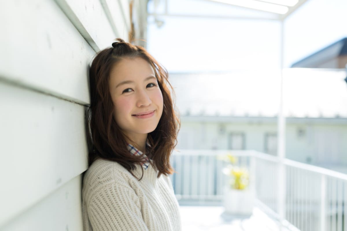 若い女性は無邪気で溌剌とした輝きが魅力