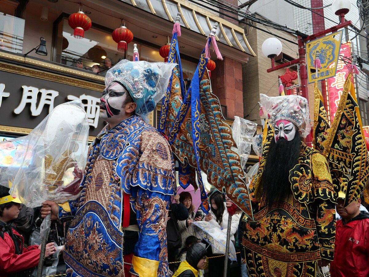 祝賀パレード「祝舞遊行」では皇帝衣装隊や獅子舞、中国舞踊などが目の前で繰り広げられる(2024年撮影)