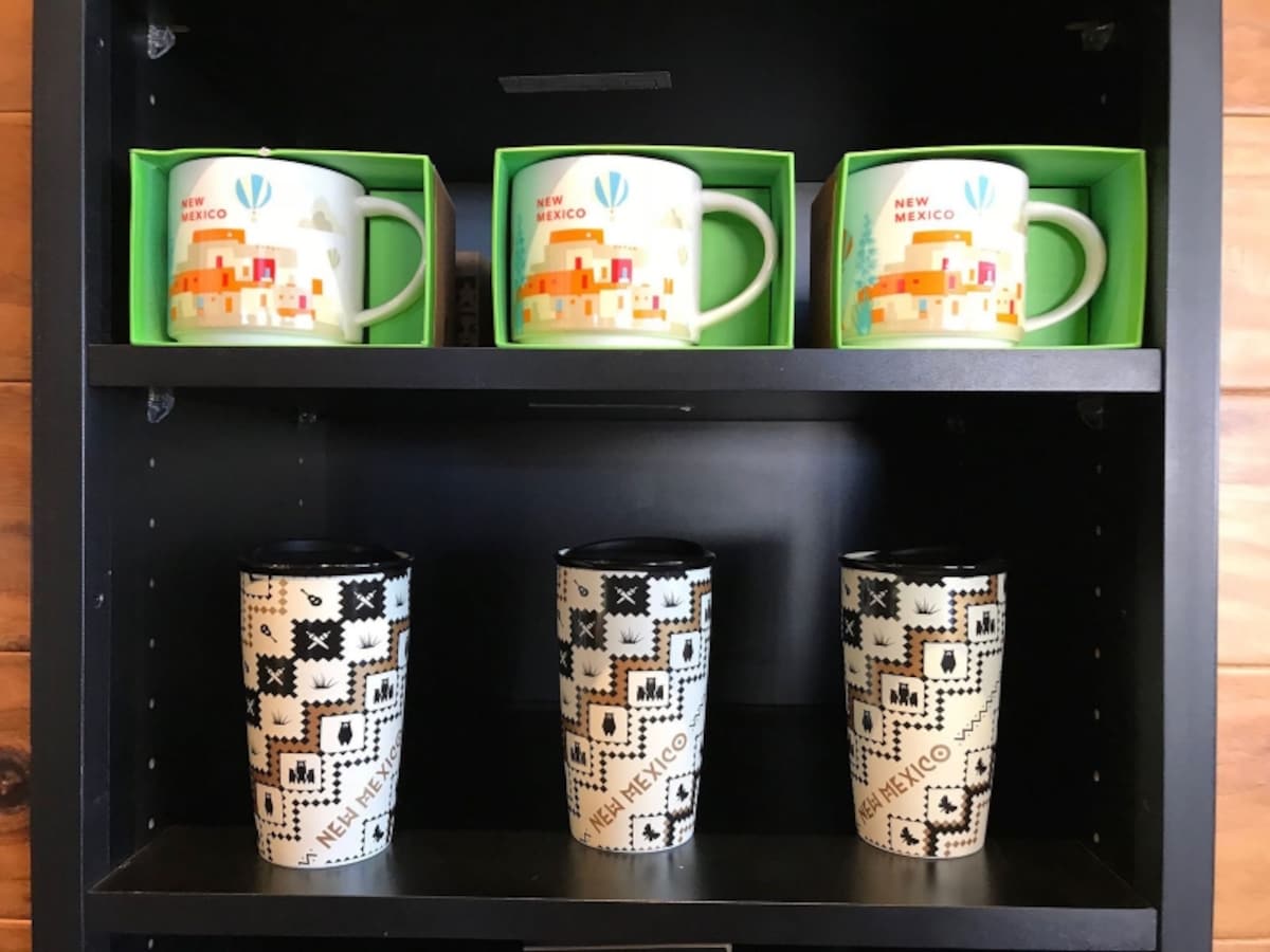 ニューメキシコ州のマグカップとランブラー