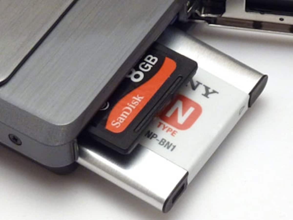 Cyber-shotとしてはじめてSDカードを採用している。MSデュオも使用可能。