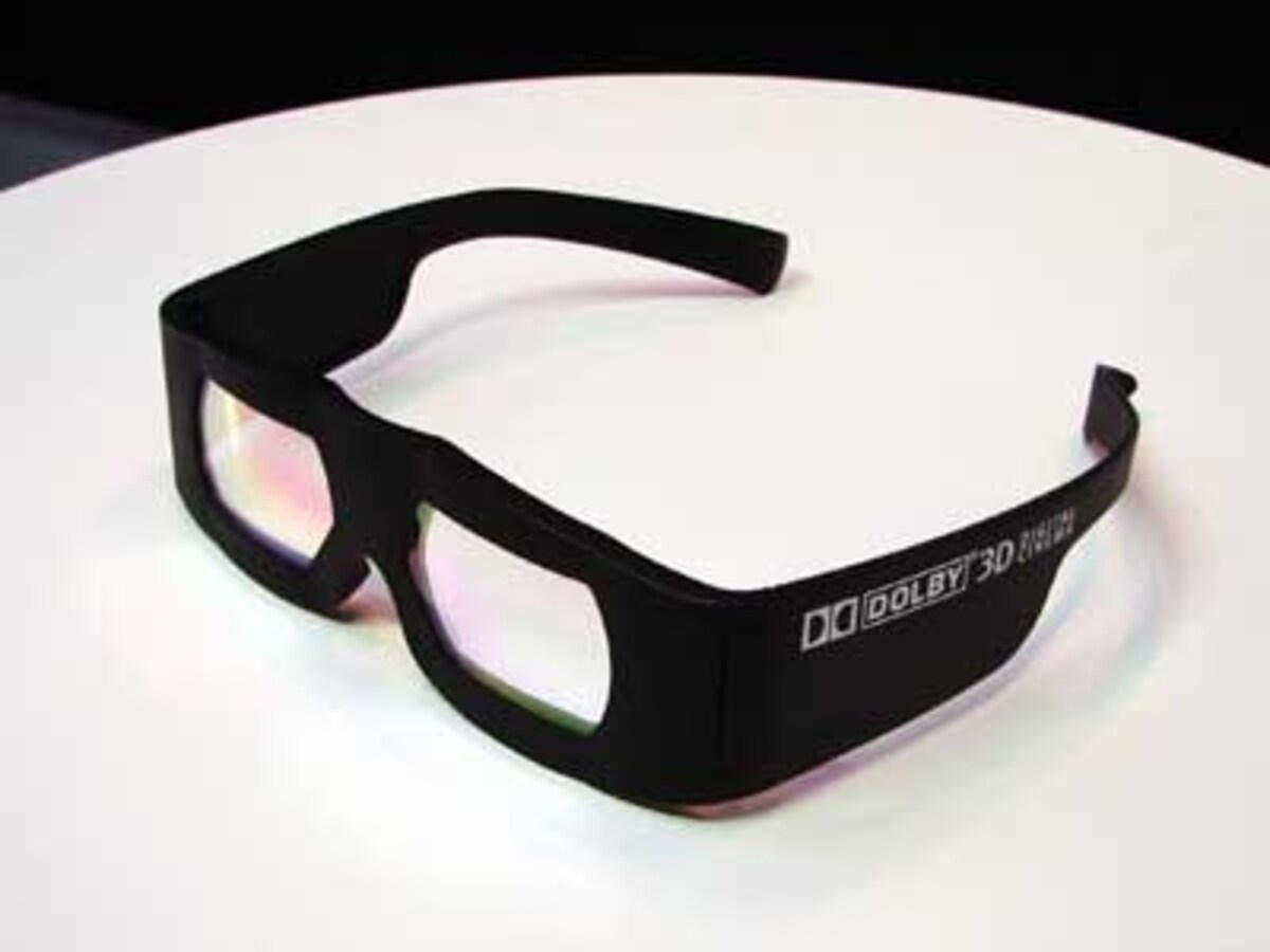 CEATEC2007のドルビーブースで撮影した3Dメガネ。劇場用は家庭の3Dテレビで使えません。