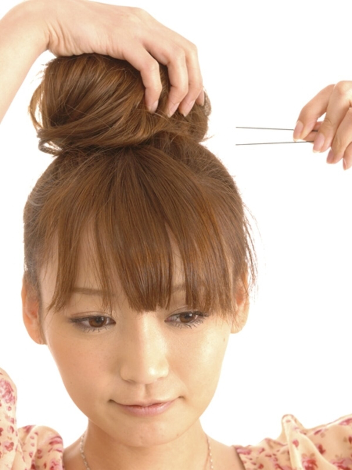 毛束をからませ頭皮の毛と一緒にUピンをさす