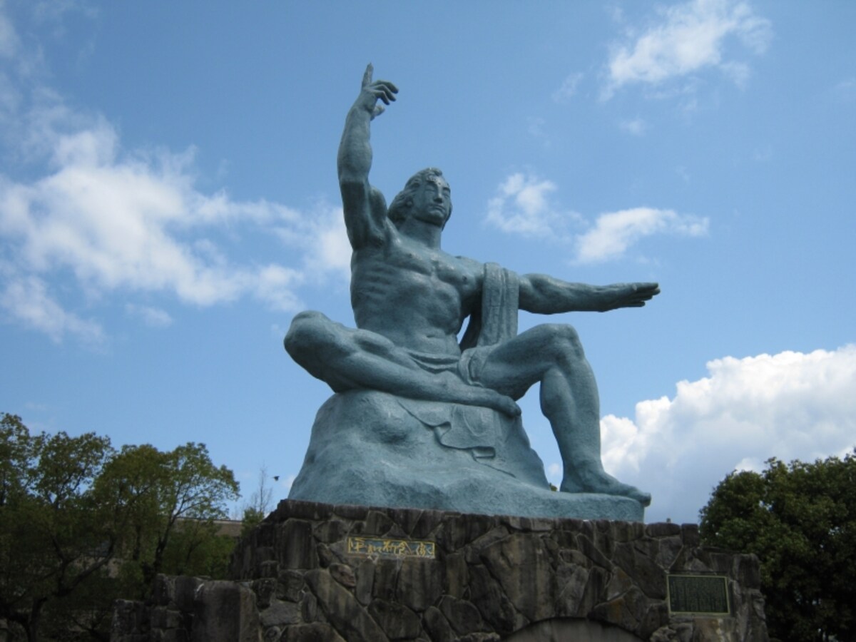 長崎の平和の象徴「平和祈念像」。左手は平和を、右手は原爆の脅威を表しています。原爆投下から10年後の1955年に完成しました