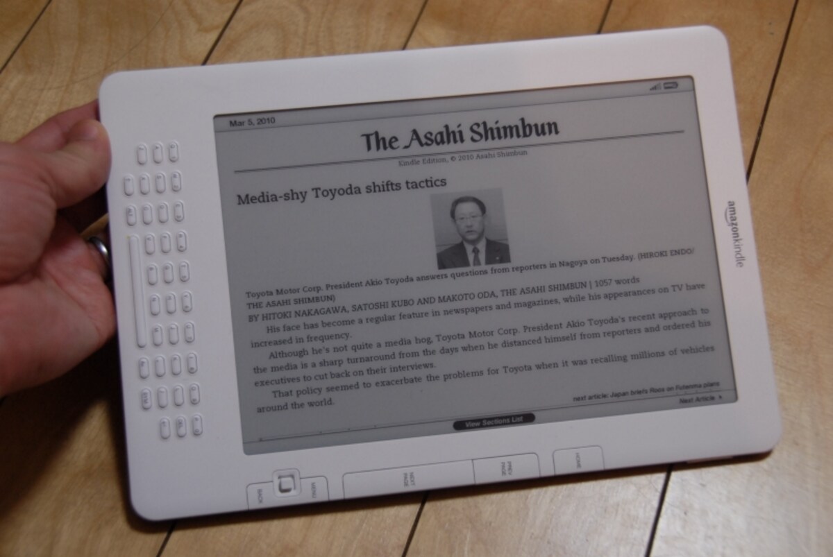 朝日新聞の英語版「The Asahi Shimbun」を表示したところ。電子インクディスプレイなので紙と同じような感じで快適に読める