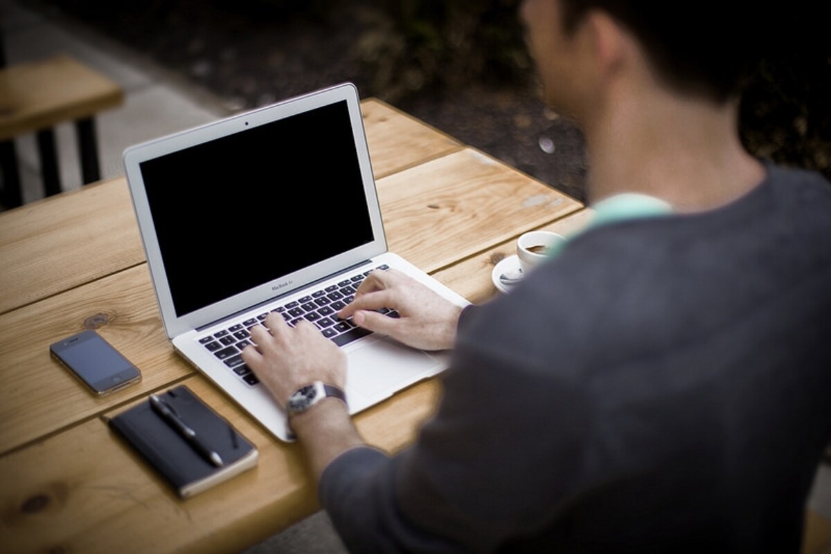 「I am writing～」など……英文ビジネスメールの書き出し