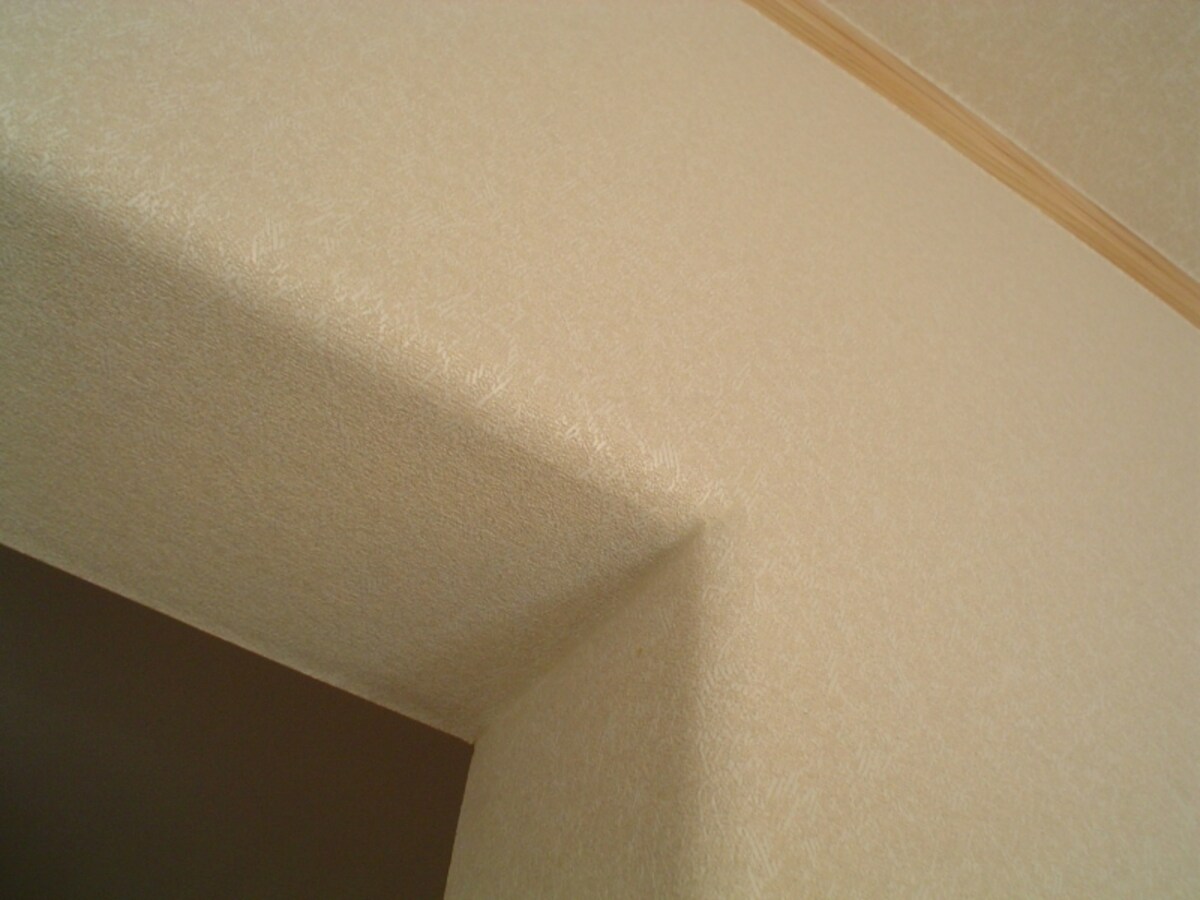 窓枠をつけないで壁紙をアールにすることでコストダウン