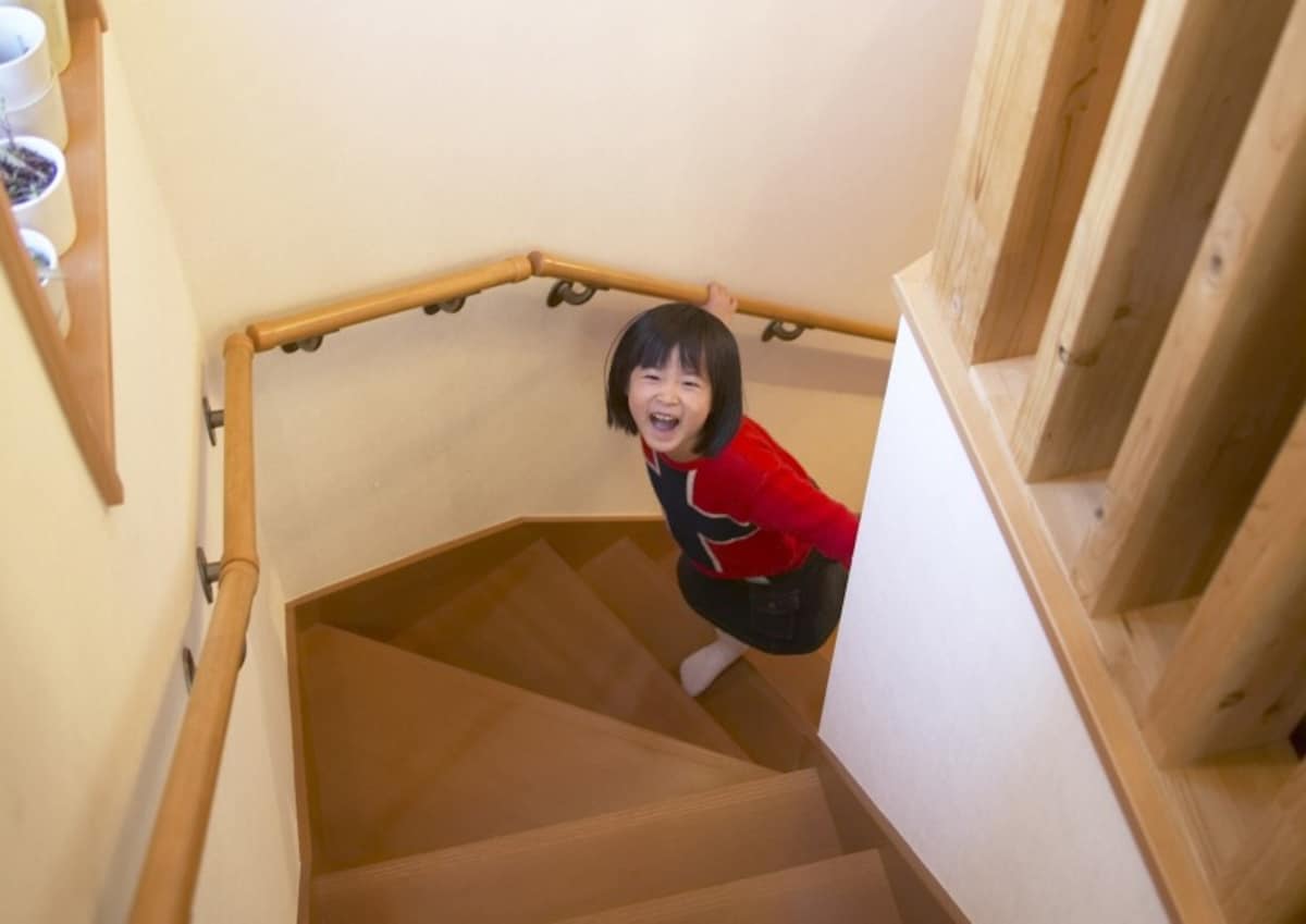 家庭内事故を防ぐ意味でも、階段に手すりがあることが望ましい