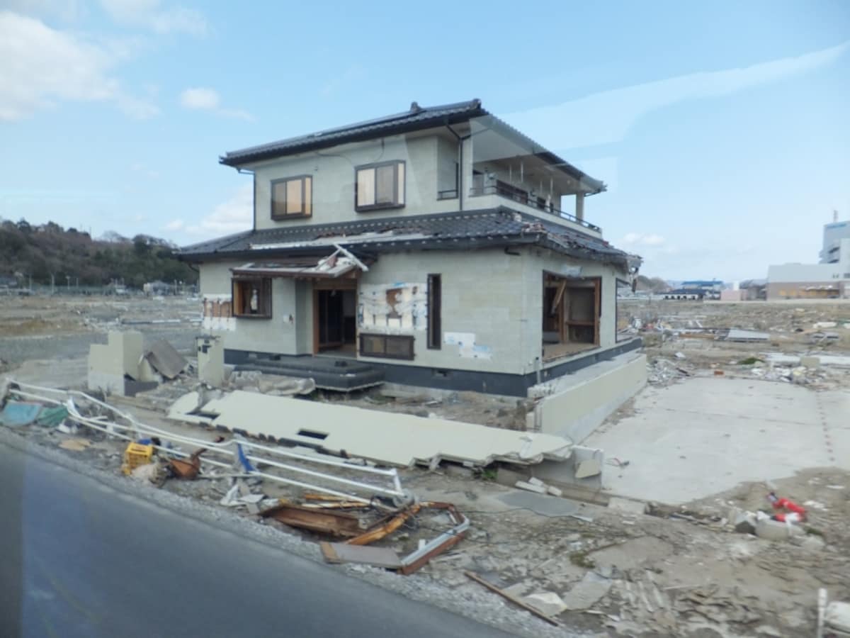 宮城県石巻市の住宅街にはポツリポツリと住宅が残るだけだった（被災後の石巻市）。