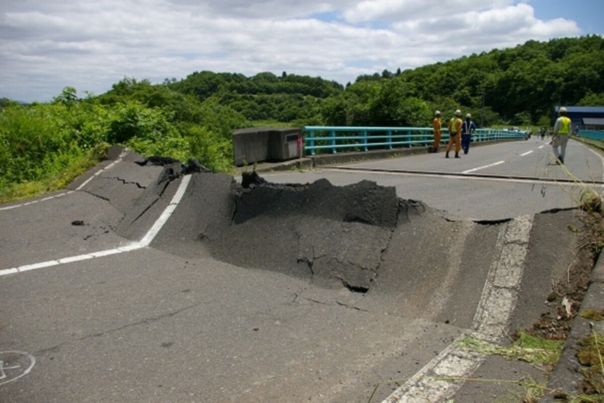 岩手・宮城内陸沖地震で地割れして陥没した道路 ※1)