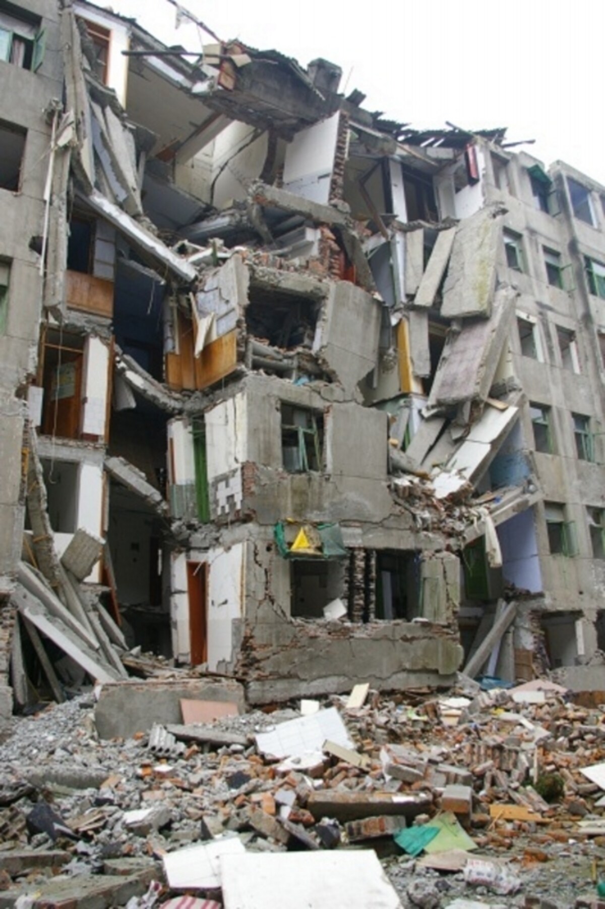 中国・四川省の大地震では建物に甚大な被害が発生しました※4)