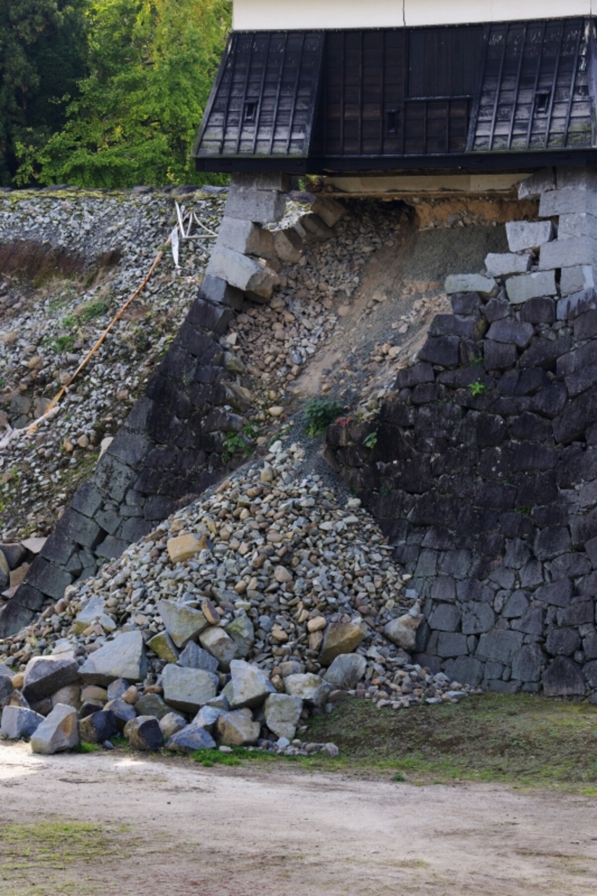 2016年の熊本地震では熊本城も石垣が崩れるなど大きな被害を受けました