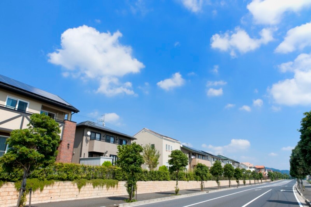 前面道路より敷地が高いと、見通しが悪くなり狙われやすくなる（写真はイメージ）。