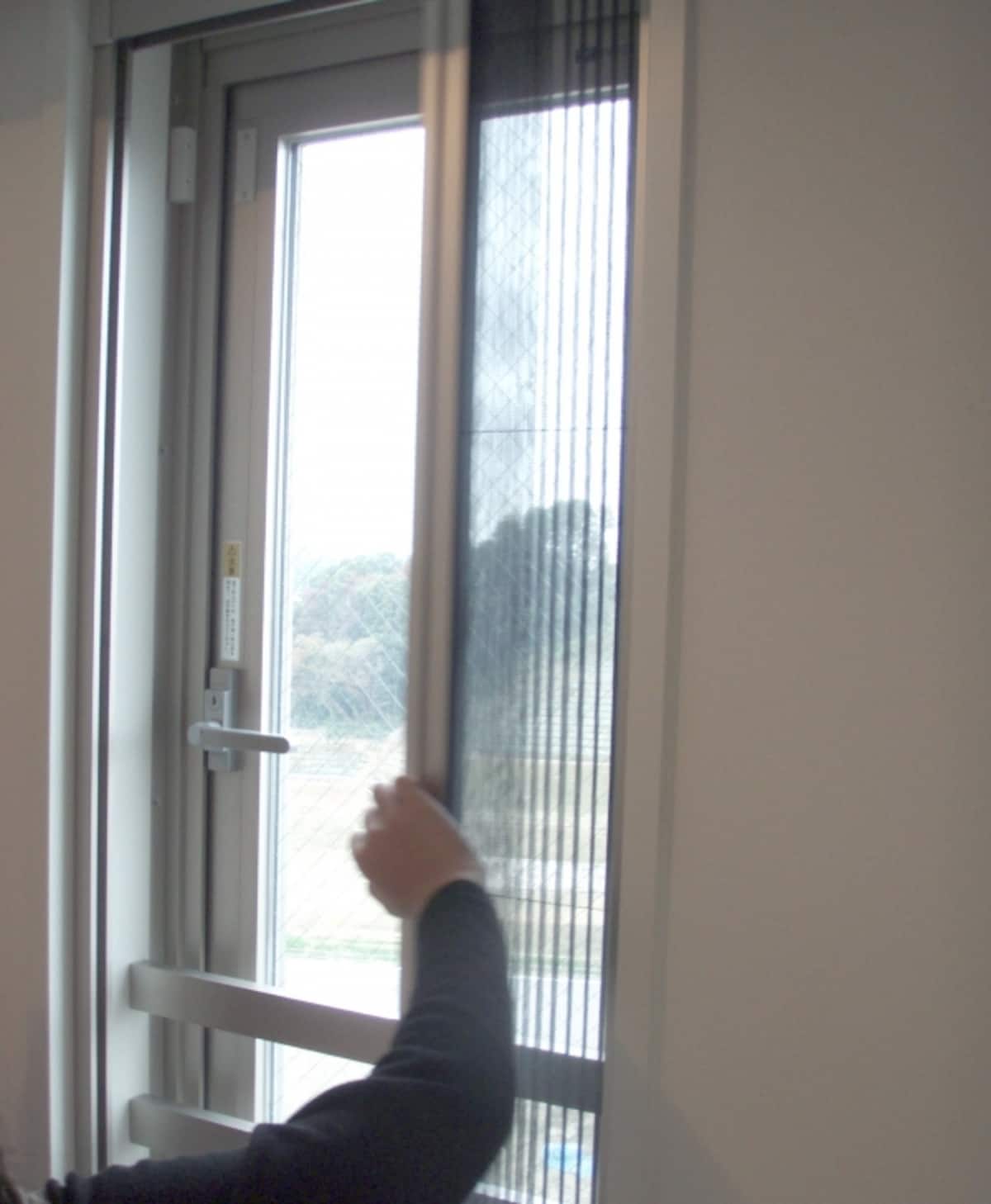窓についている網戸も含め、建具は全て開け閉めして建て付けをチェックします。