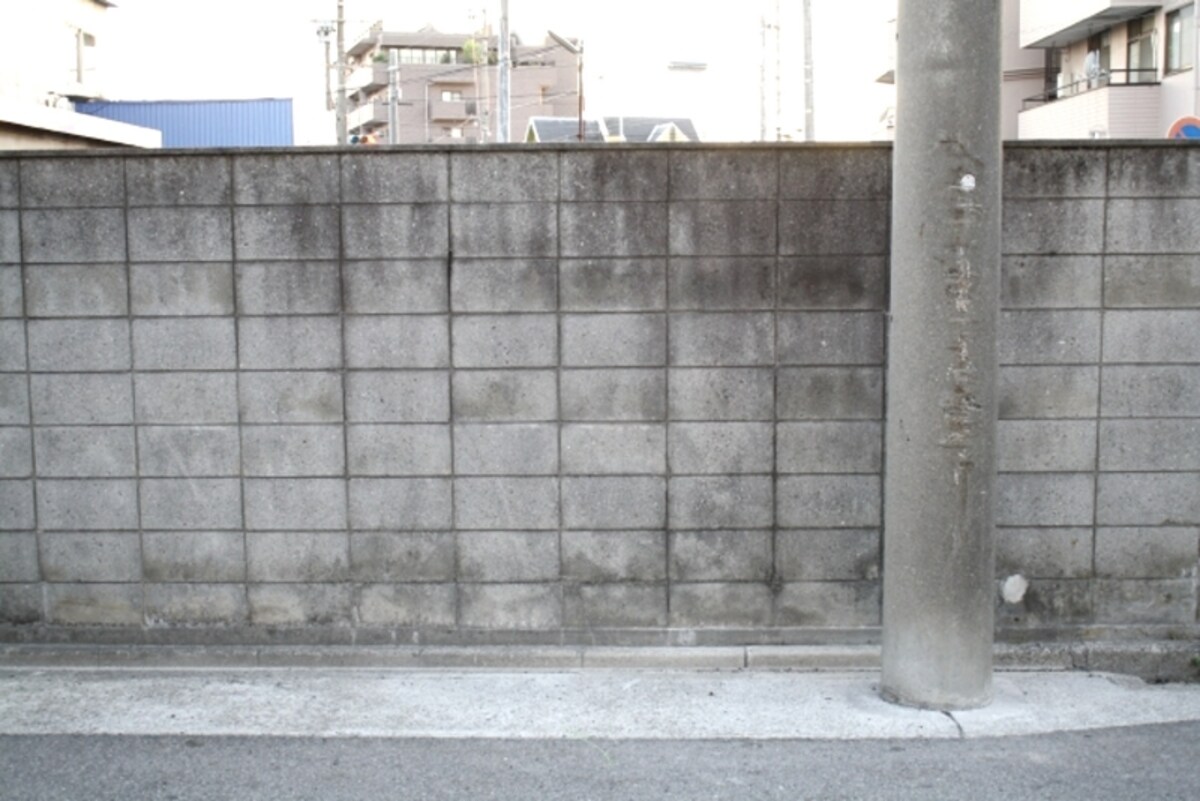 ブロック塀にも最低限守らなければならない規定があるが、古いものを中心に守られていないものもあり、危険だ